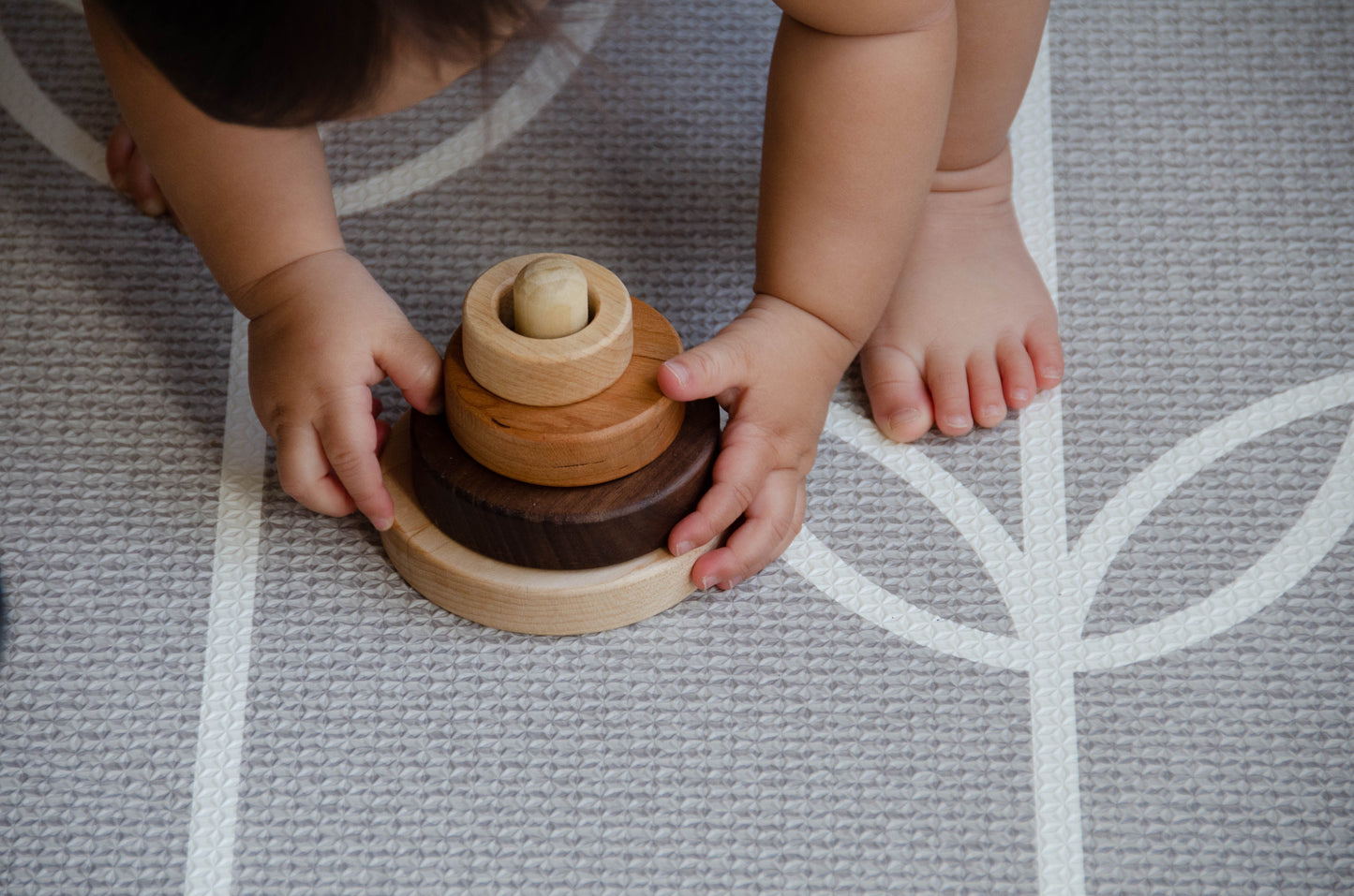 Little baby playing Cubos 3 Different Size Rings Stacker 