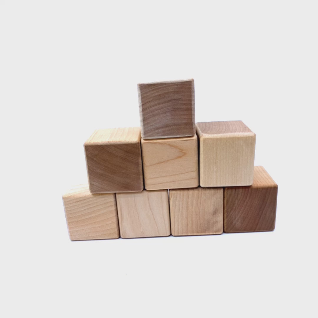 360-degree view of Cubos 8 wooden cubes
