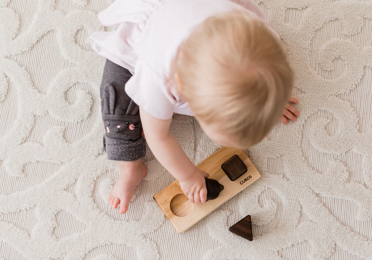 Baby playing Cubos basic