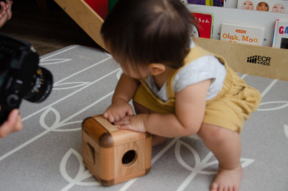 Brilliant baby girl successfully inserts the pieces into the Cubos Lite, showcasing her problem-solving skills and delighting in the accomplishment of completing the puzzle.
