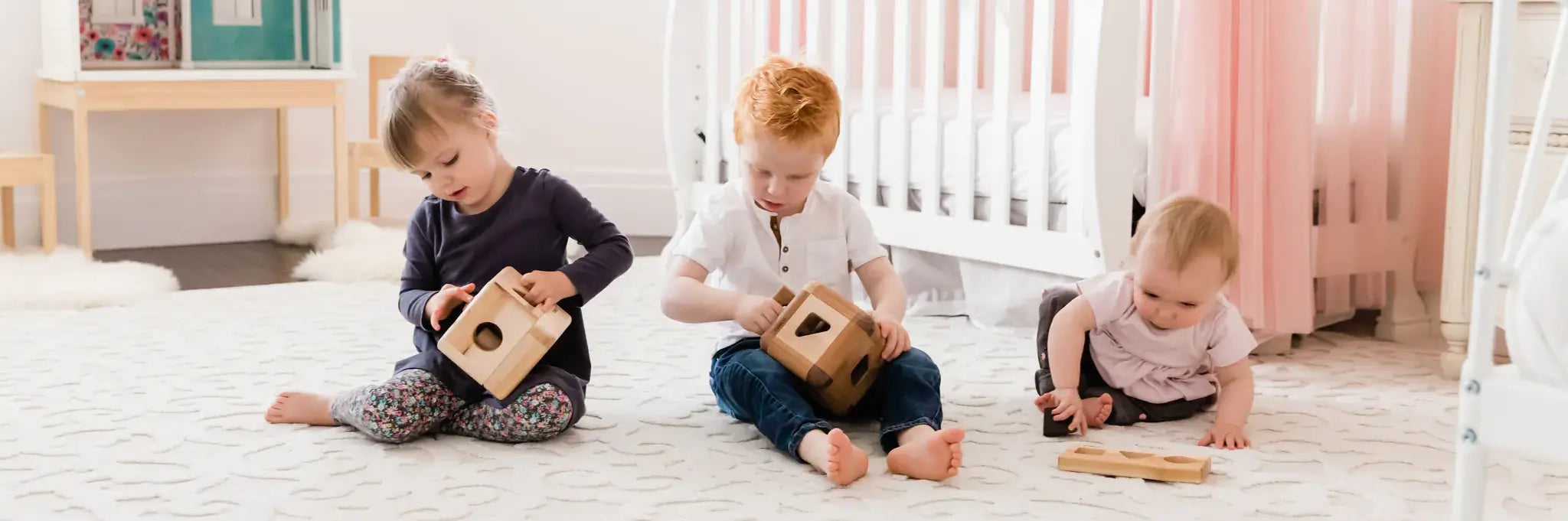 Little kids playing Cubos Montessori Toys