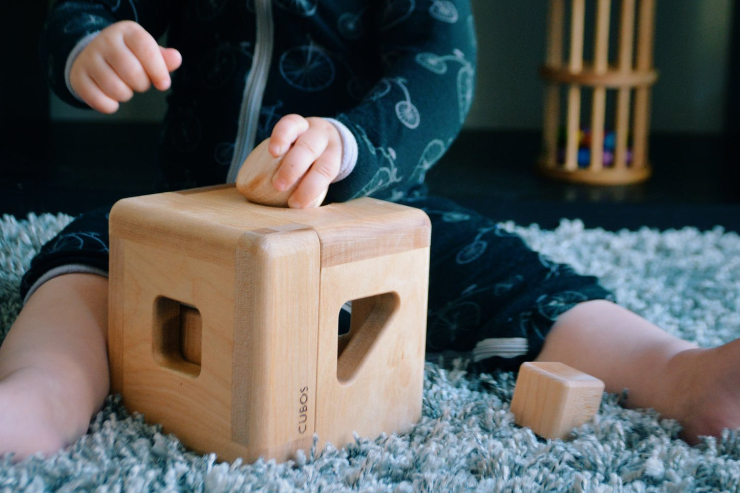 Baby inserting insert in Cubos Lite